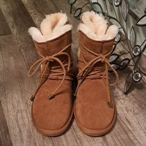 New Minnetonka Suede Boots With Laces And Sheepskin Lining